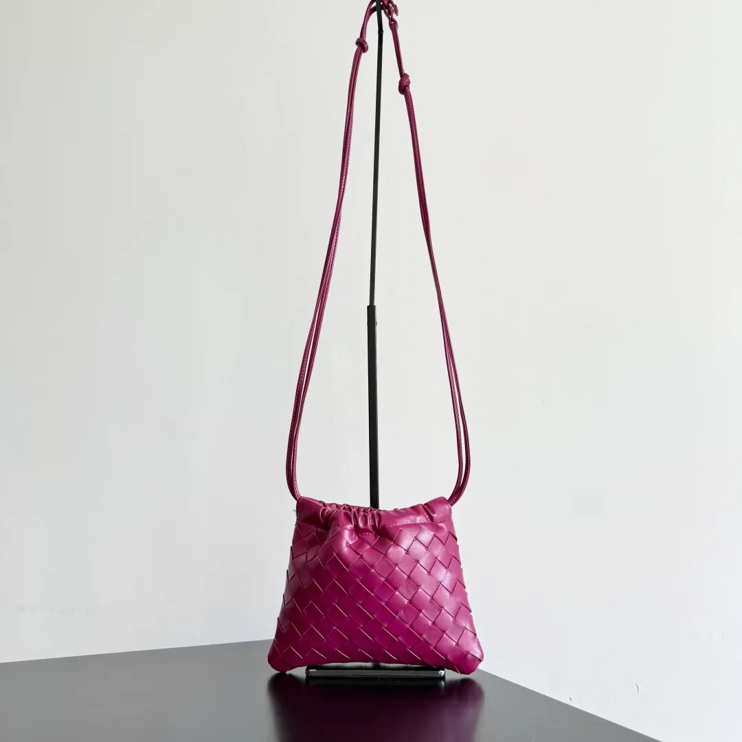 Batch 1400 BOTTEGA VENETA DUSTBAG mini size is officially launched📣📣. It still continues the classic weaving process. The lazy and casual feeling presented by the drawstring pockets is not too suitable for summer. The small back body is light and convenient. It is enough to carry lipstick and tissues when going out every day. It is not easy to make mistakes with any clothes. The shoulder strap has a buckle and pull-out design, which can be adjusted to unlock multiple carrying methods. Style number: 816987 Size: 21*16.6*1cm